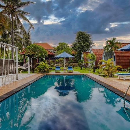 Megaland Bungalow Batununggul Bagian luar foto